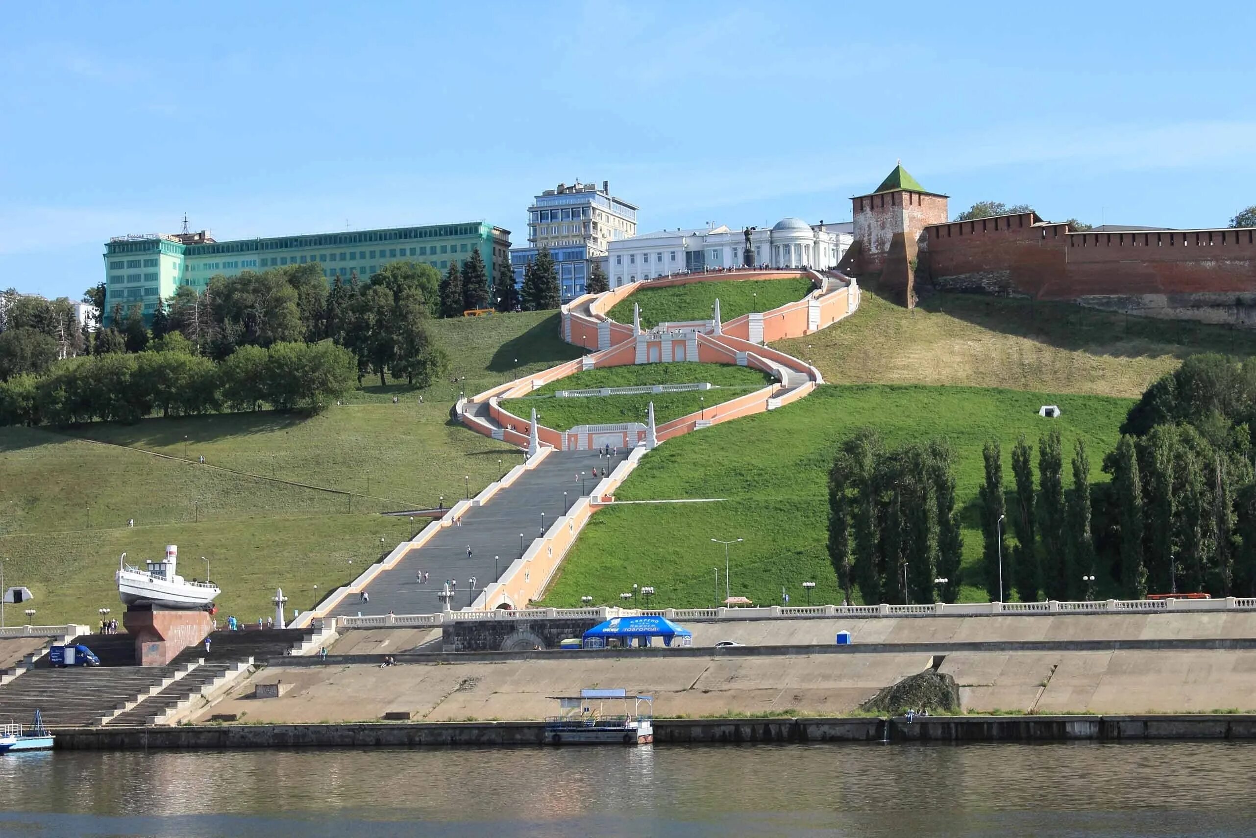 Холм нн. Нижегородский Кремль Чкаловская лестница. Чкаловская лестница Нижний Новгород. Нижний Новгород Чкалов Чкаловская лестница памятник. Чкаловская лестница Нижний Новгород сверху.