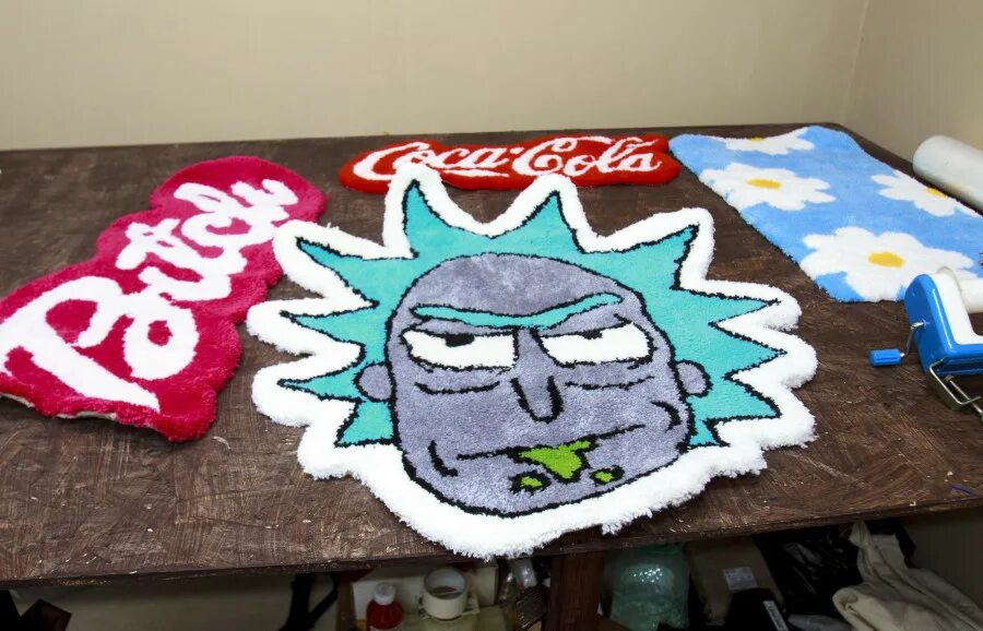 Тафтинг процесс. Ковёр найк тафтинг. Машинка для стрижки ковры тафтинг. Материал для тафтинговых ковров. Тафтинговые ковры.