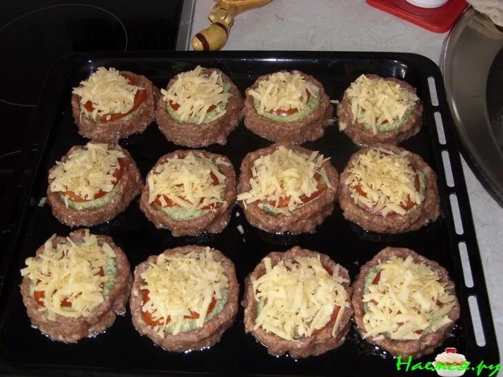 Фарш в духовке с сыром и помидорами. Гнёзда с фаршем в духовке с сыром и помидорами и грибами. мясные гнезда. гнёзда из фарша в духовке с сыром. гнёзда с фаршем в духовке с сыром.