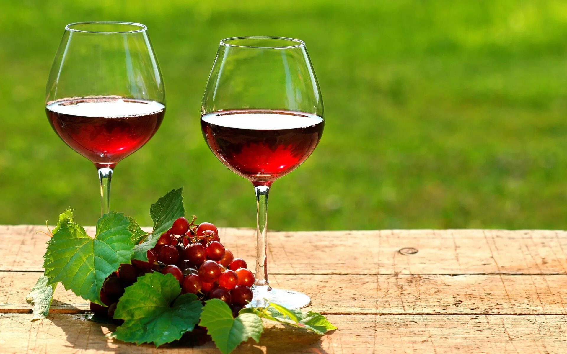 Вино красивые фото. Красное вино. Бокал вина. Бокал красного вина. Фужер с вином.