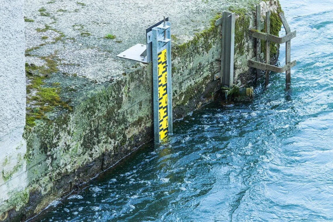 Замер уровня воды в реке. Подъем уровня воды. Повышение уровня воды в реках. Гидрологический пост. Прибор для измерения уровня воды в водоеме.