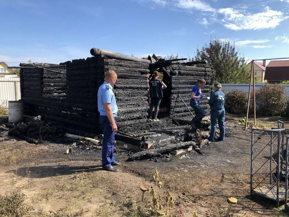 Пожар в деревне. Пожар Некрасовский район. Сгоревший дом. Пожар в п. Константиновском Ярославской области.