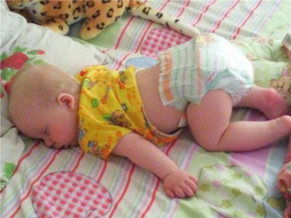 Сон на животе новорожденным. Сон на животе ребенок 4 месяца. Поза на животе для новорожденного для сна. Спящие малыши. Сон на животе ребенок 4 месяца.