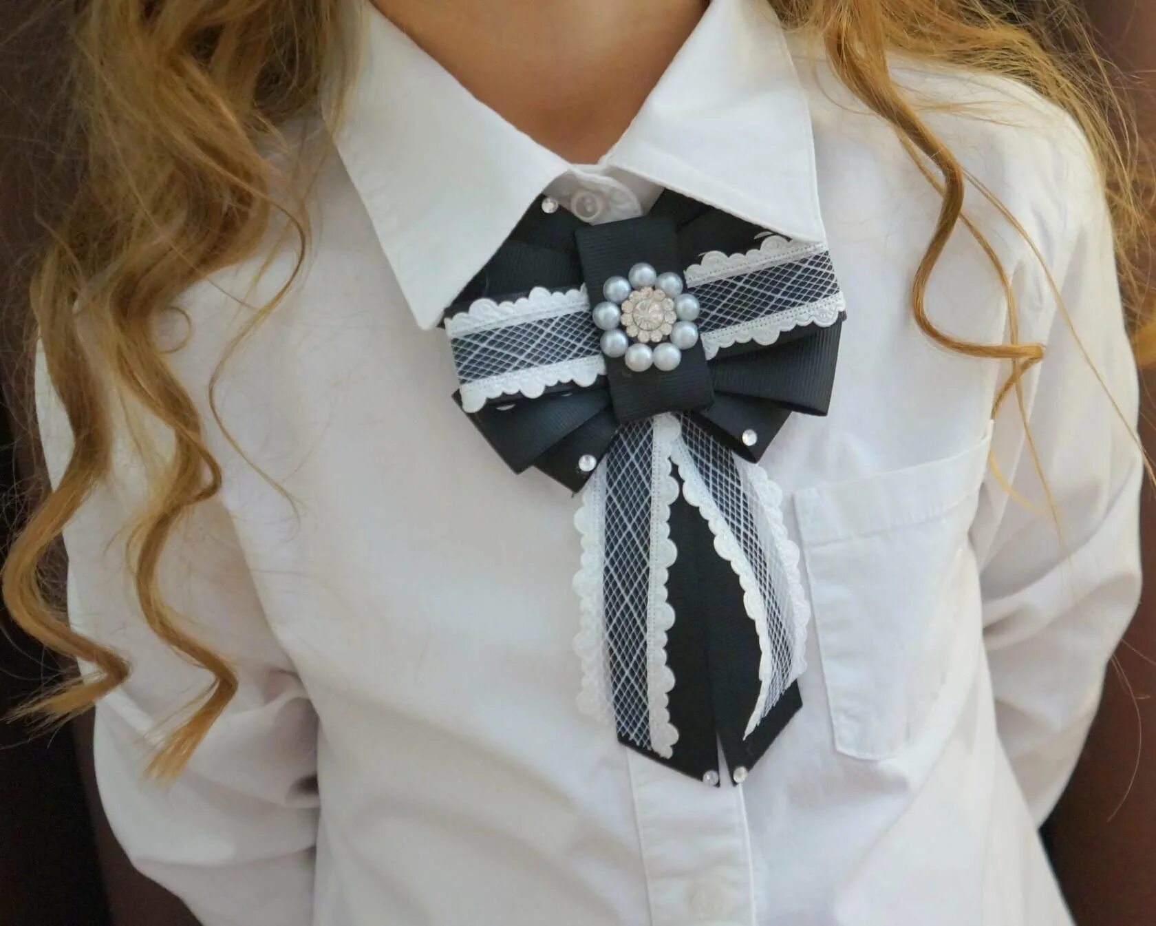 Украшение на блузку. Галстук для девочки. Галстуки броши для девочек в школу. Галстук брошь для девочки к школьной форме. Бантик галстук для девочки.