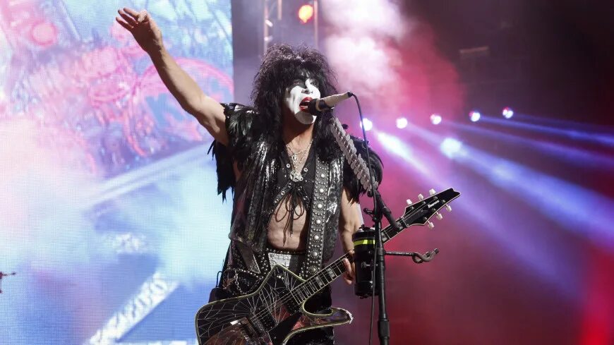 Вокалист кисс. Вокалист группы kiss. вокалист группы кисс пол стэнли. kiss группа толстый вокалист. группа кисс постеры.