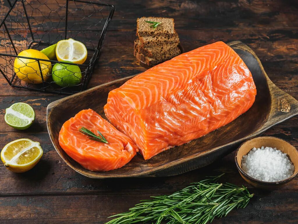 деликатесная рыба для засолки и суши. рыба скумбрия малосоленная. сёмга холодного копчения. рыбные деликатесы. деликатесная рыба для засолки и суши.