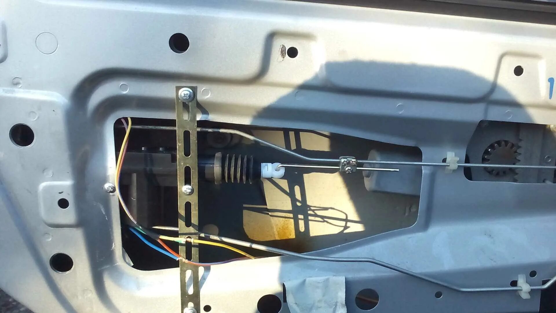 Центральный блок сигнализации гранта. Как устанавливается ладу. Как устанавливается ладу. Центральный замок двери лада гранта 2190. Крепления подлокотника гранта аламар.