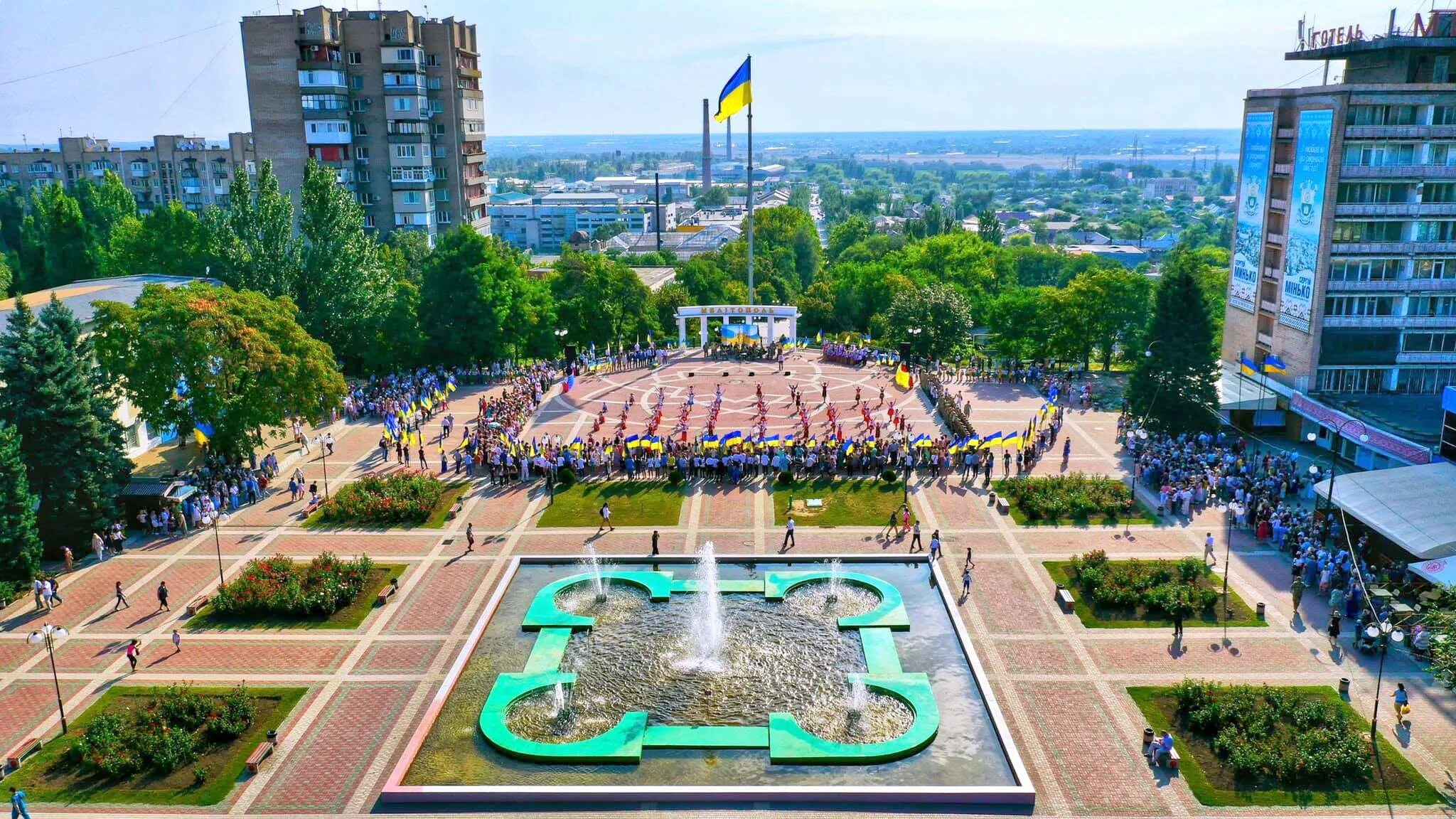 Покажи мелитополь. Мелитополь площадь Победы. Мелитополь площадь города. Мелитополь Главная площадь. Мелитополь парк Победы.