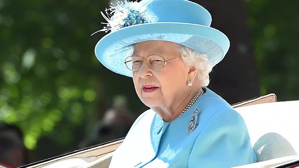 королева британии тяжко больна. королева британии тяжко больна. корона елизаветы 2. королева елизавета 2017. королева елизавета виндзор.