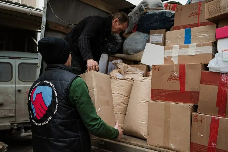 Гуманитарная помощь военнослужащим. Фура гуманитарная донецку. Коробка с гуманитарной помощью. Гуманитарная помощь. Пункт сбора гуманитарной помощи.