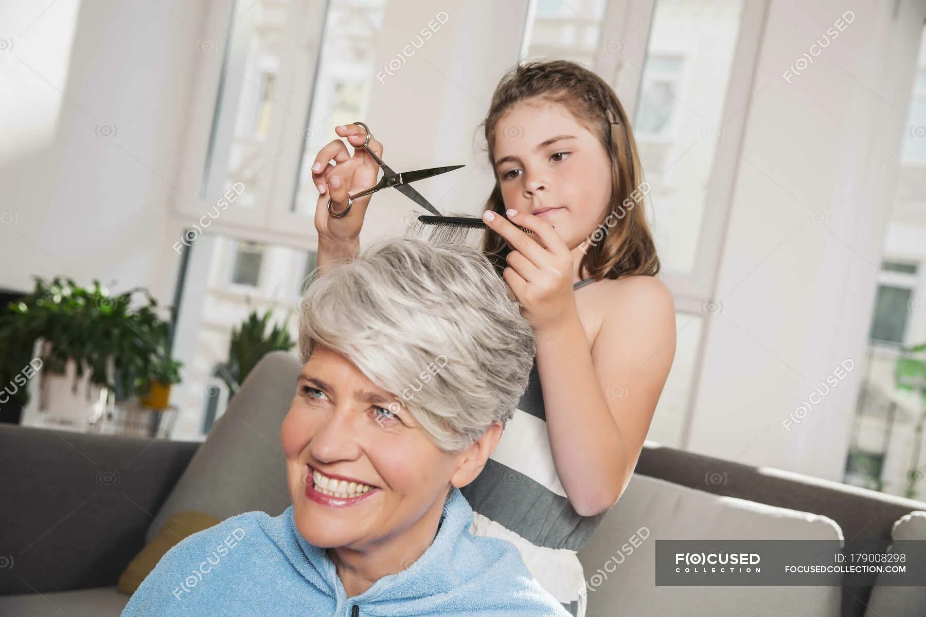 Как подстричь бабушку. Стрижет бабушке волосы. Бабушка подстригла. Подстричь прически для бабушек. Техника стрижки для бабушек.