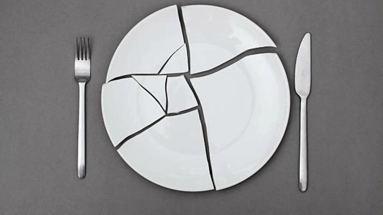 Тарелка с трещиной. Треснутые тарелки. Кухонные суеверия. Посуда со сколами и трещинами.