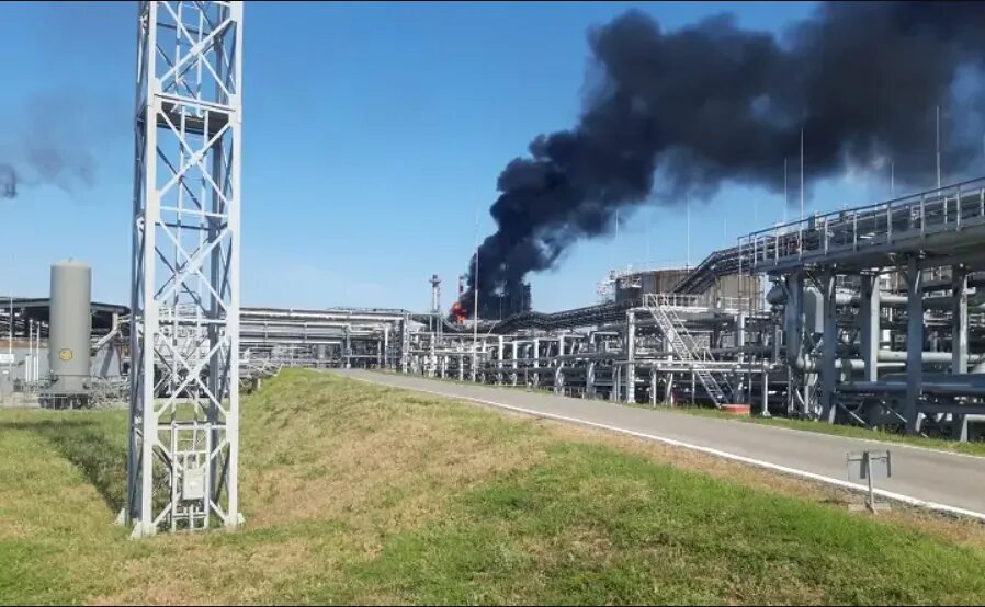 Нападение на завод. Завод НЗНП Новошахтинск. НПЗ Новошахтинский Ростовской области. Нефтеперерабатывающий завод Новошахтинск. Новошахтинск НЗНП беспилотник.