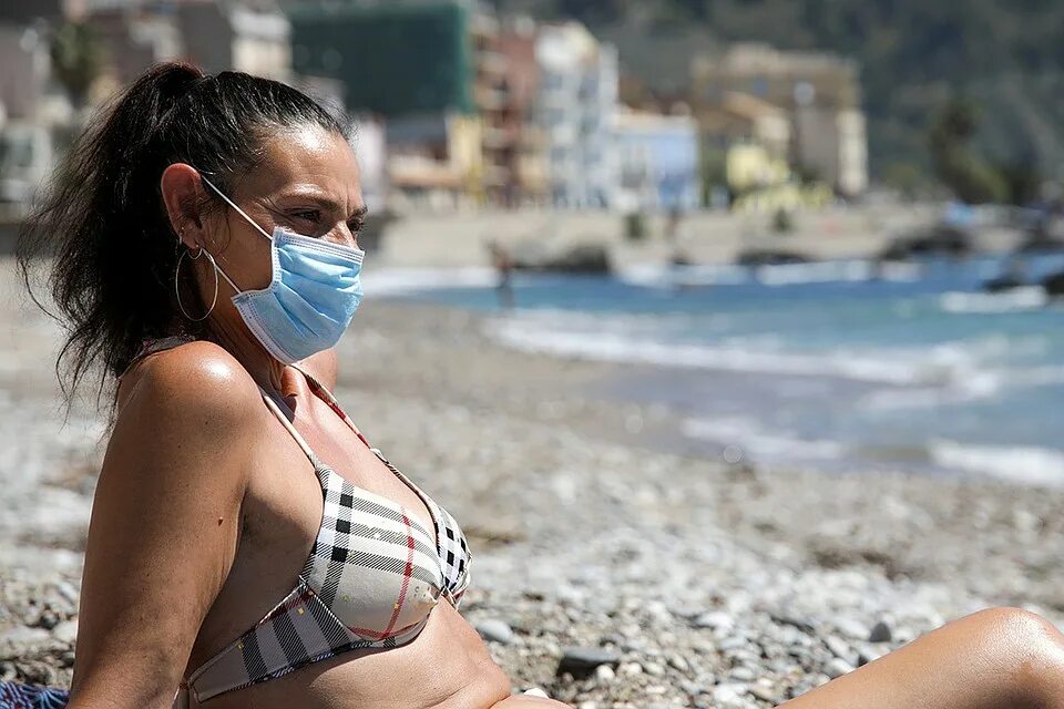 Можно ли летом. Девушка на пляже в маске. Италия пляжи девушки. Люди в масках на пляже. Маска для моря.