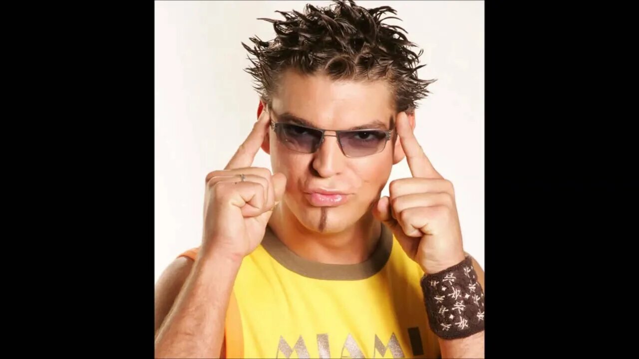 Danzel you spin me round. Danzel бельгийский музыкант. danzel в шапке. danzel - you spin me round (like a record).