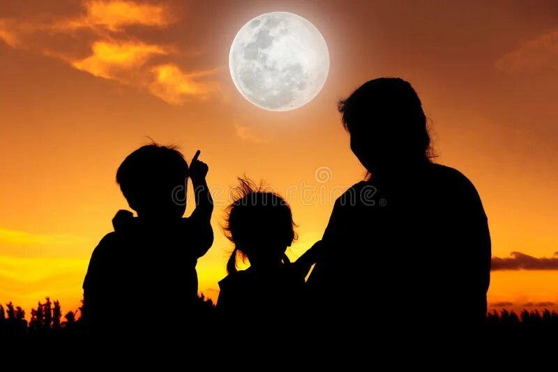Счастливая семья на закате. Силуэт семьи на фоне неба. Семья сидит на закате. Силуэт счастливой семьи. Сына и дочку и точка песня