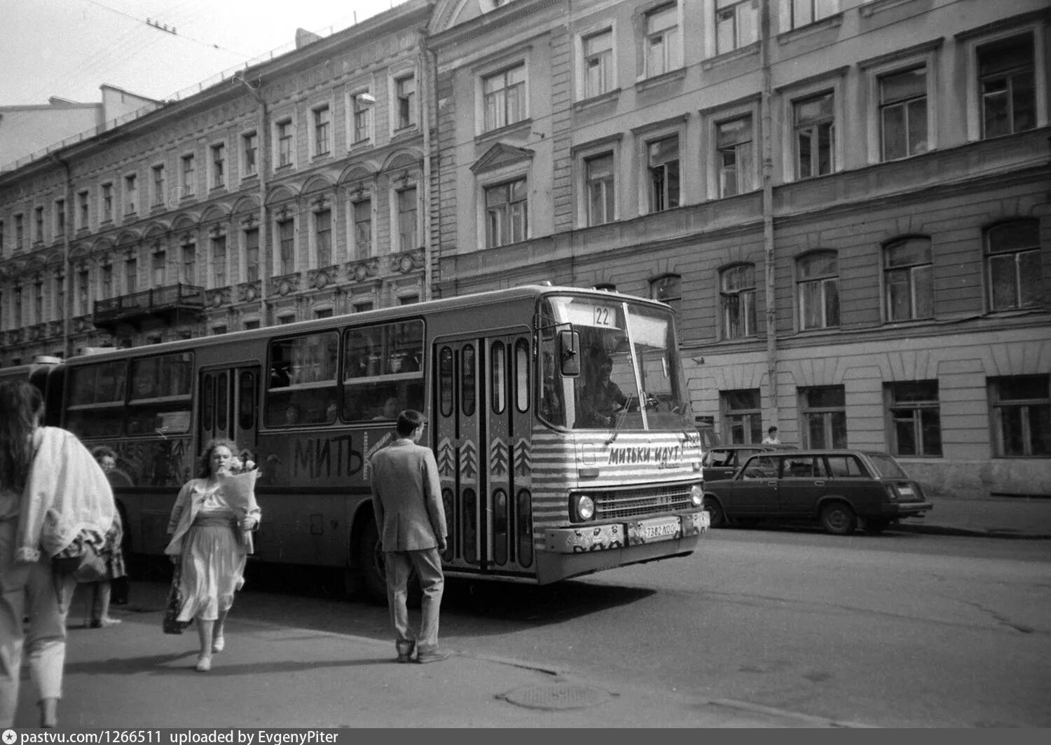 Старые автобусы в санкт петербурге. Автобусы спб 90е. метро санкт-петербург 90е. автобус питер эстетика. старые автобусы спб.
