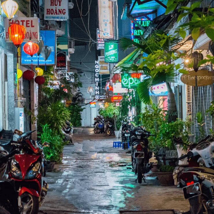 Pho chi minh. Улицы хошимина вьетнам. вьетнам no chi minh city. ночные улицы хо ши мина- вьетнам. ханой чанг хи улица.