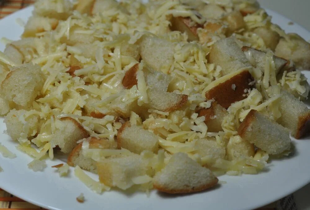 Сухари в микроволновке из белого хлеба. Сухари из хлеба в микроволновке. Сухари из хлеба сухарики в микроволновке. Сухарики в микроволновке из белого батона. Блюда из сухарей рецепты просто и вкусно.