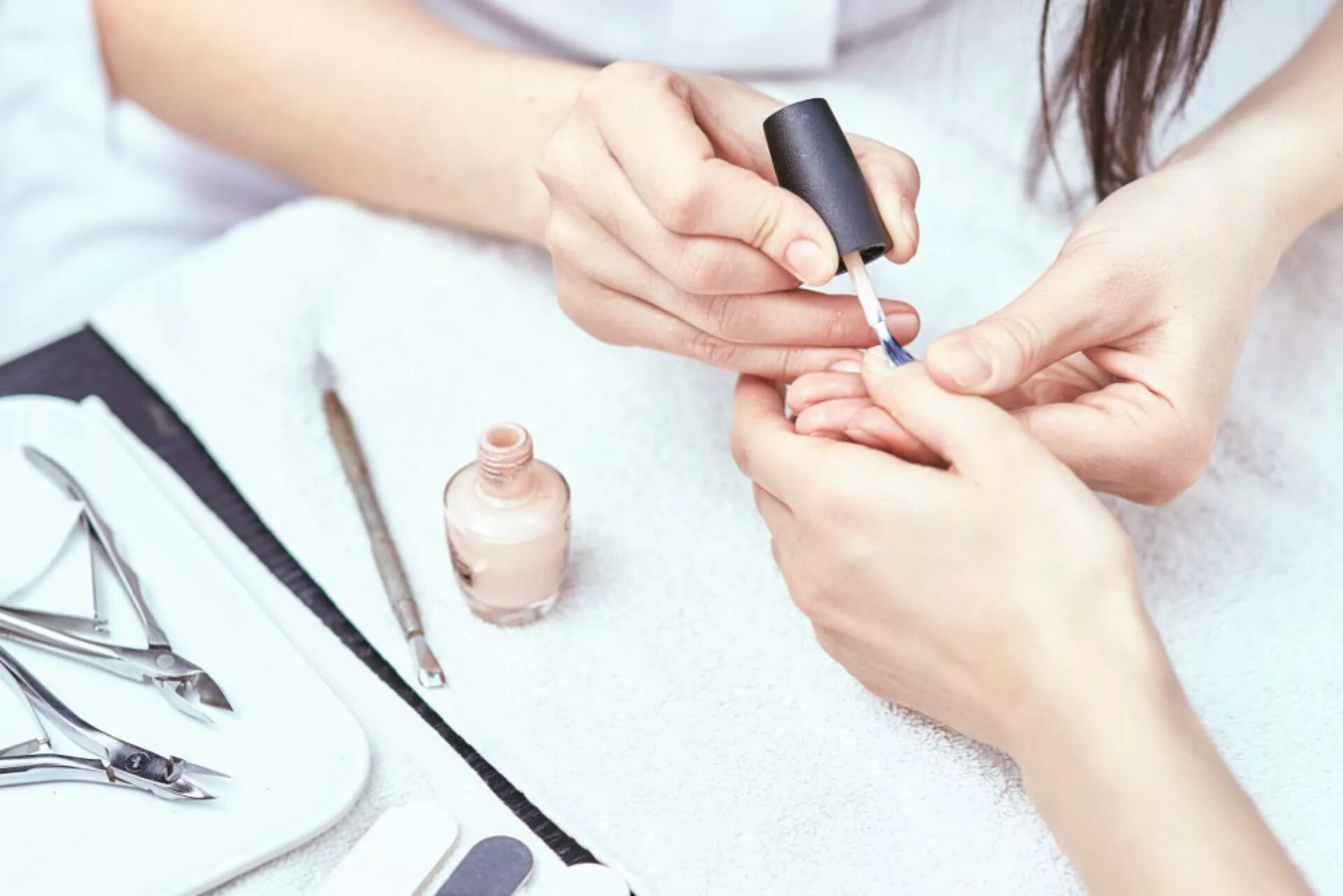 Мастер маникюра и педикюра. Мастер маникюра. Научиться маникюру. Мастер наращивания ногтей. Салон маникюра.