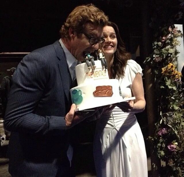 Саймон бейкер и робин танни поцелуй. Саймон бейкер и робин танни. Саймон бейкер и робин танни. Менталист саймон бейкер и робин танни. Саймон бейкер и робин танни поцелуй.