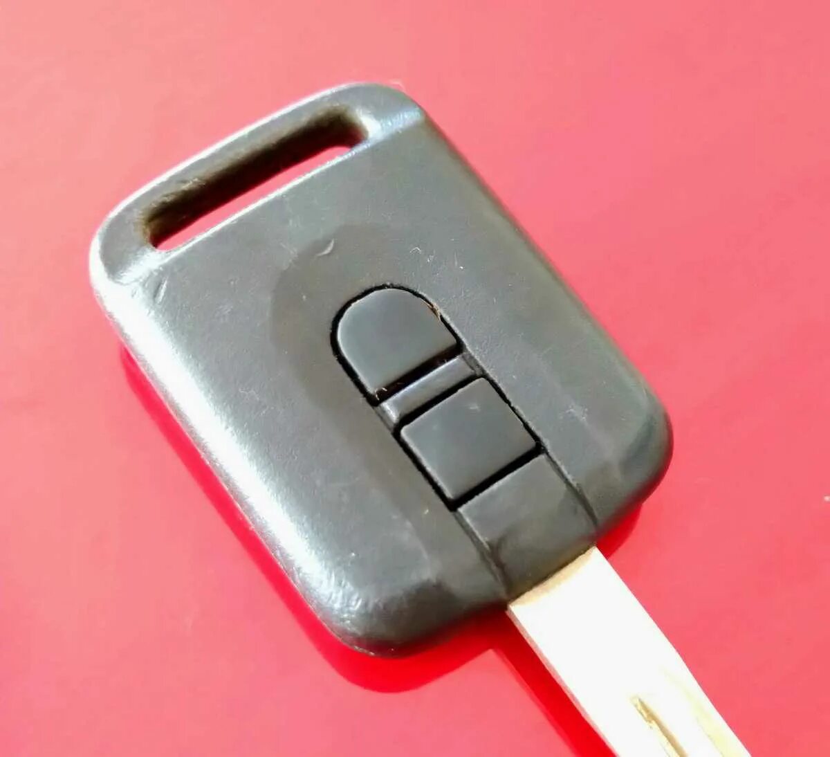 Открыть ниссан без ключа. Nissan h0564em00b ключ. Ключ Nissan Cube z11. Nissan h0564-au100. Ниссан куб 15 г ключ.