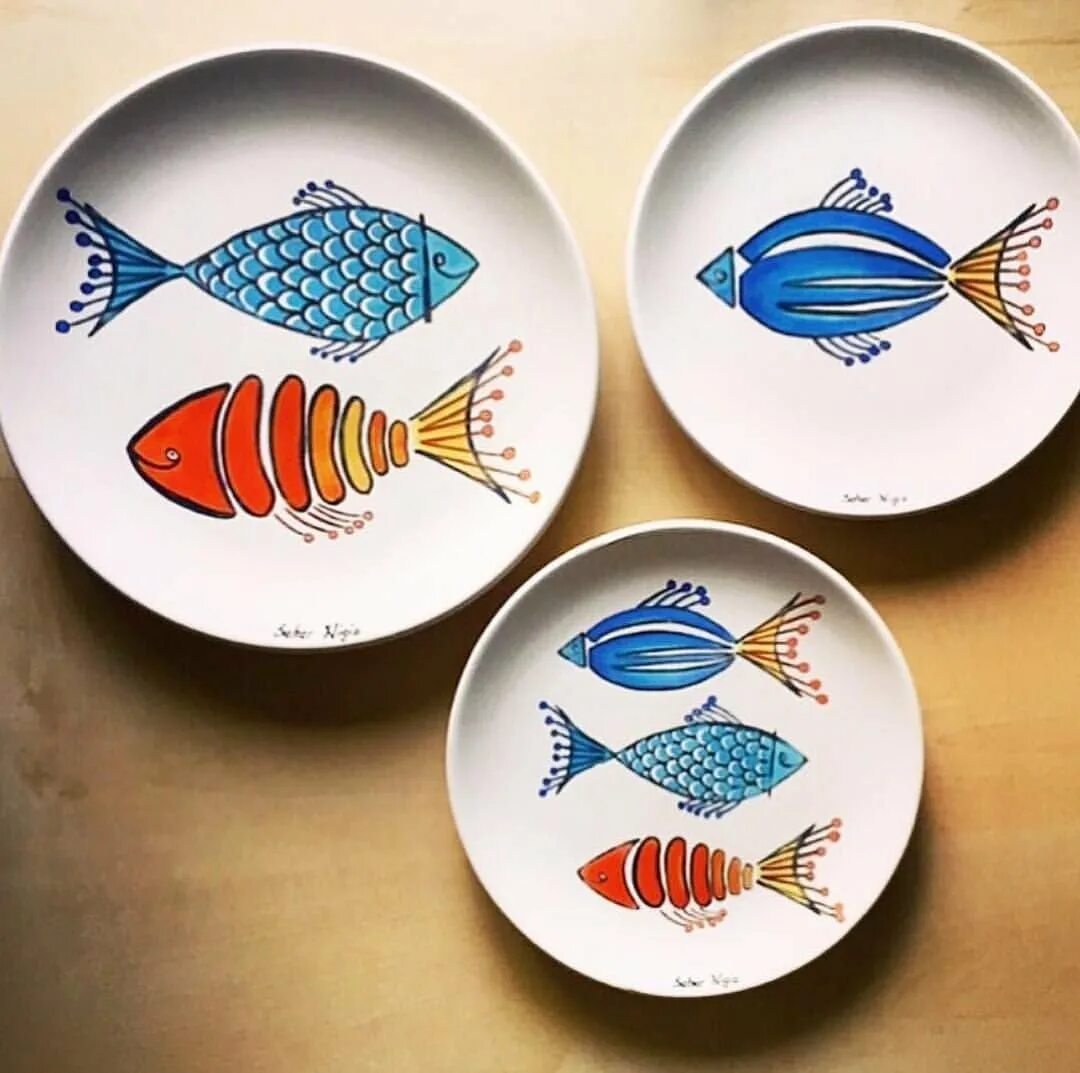 Тарелка рыбка. Роспись керамических тарелок. Расписные керамические тарелки. Тарелка для рисования. Расписная керамическая посуда.