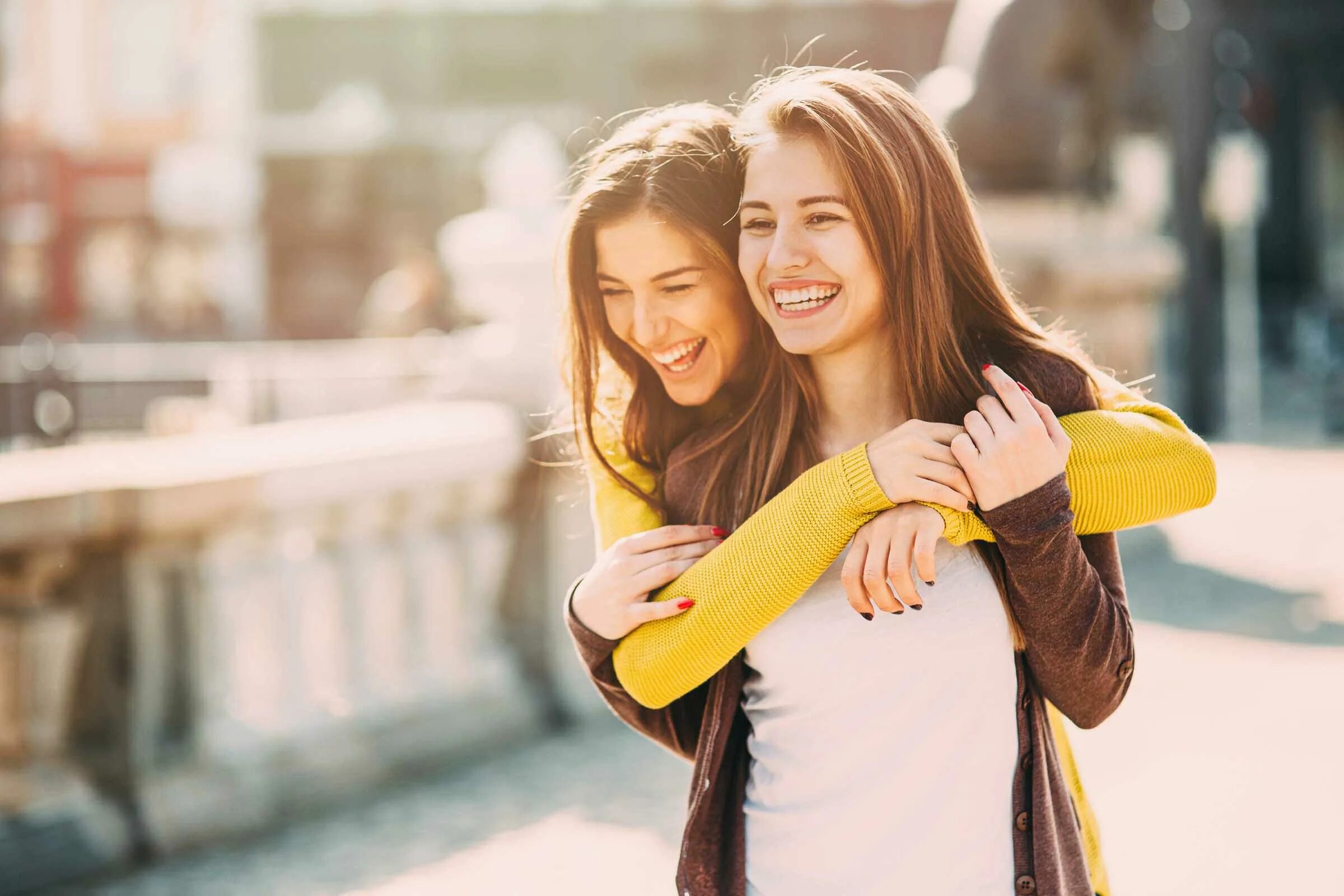 Sister give to me. Подруги. Красивые подруги. Яркие подруги. Две подружки.