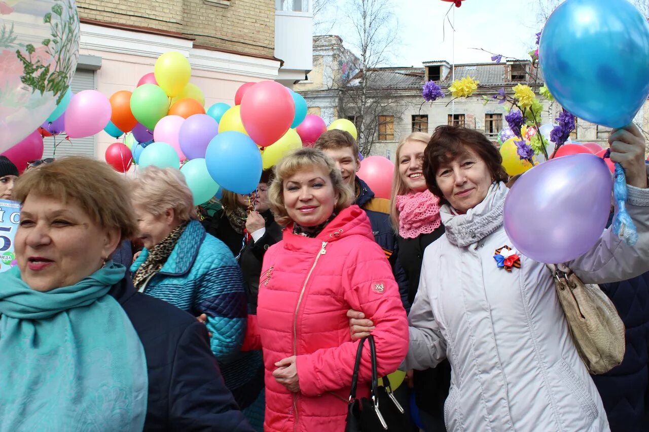 Праздничная демонстрация 1 мая. Демонстрация 1 мая в садике. Демонстрация в школе. 1 мая чебоксары