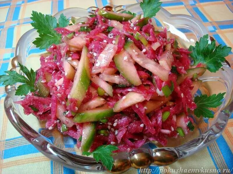 Салат с красной редькой. Салат из красной редьки. Коул слоу. Редька китайская мисато пинк. Блюда из розовой редьки.