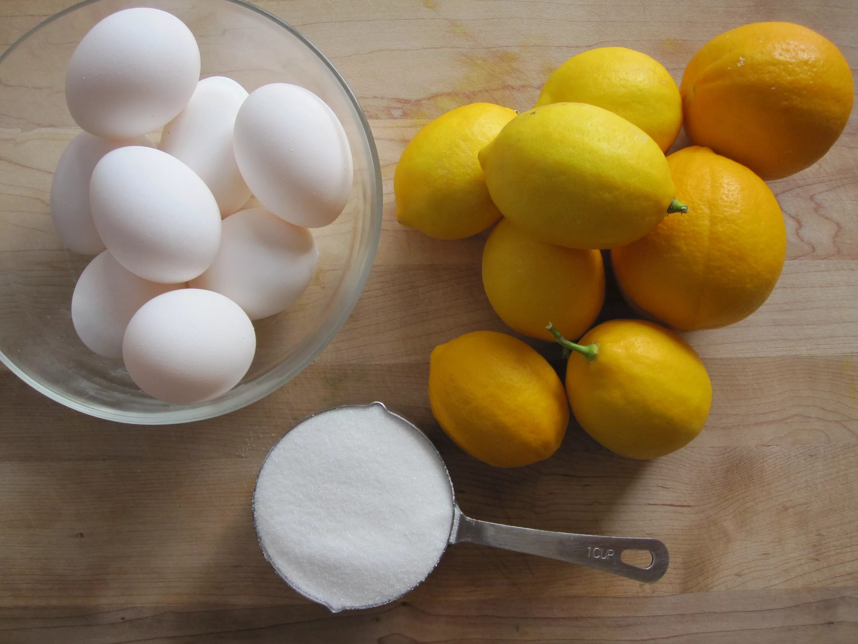 Яйцо и лимон. Яичная скорлупа с лимоном. Скорлупа яиц и лимон. Яйцо в лимонном соке. Маска яйцо коньяк