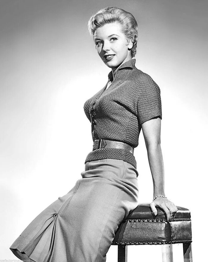 Бюстгальтер пуля (bullet bra). Retro babes. Натали вуд полный рост. Tracey neve. Retro babes.