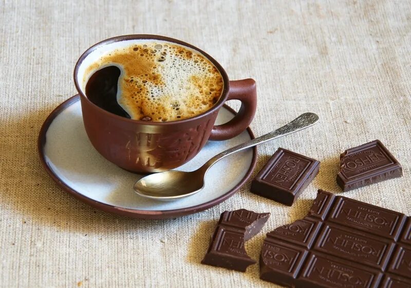 Кофе шоколадом картинки. Чашка кофе и шоколад. Красивый кофе. Кофе с шоколадкой. Чай с шоколадом.