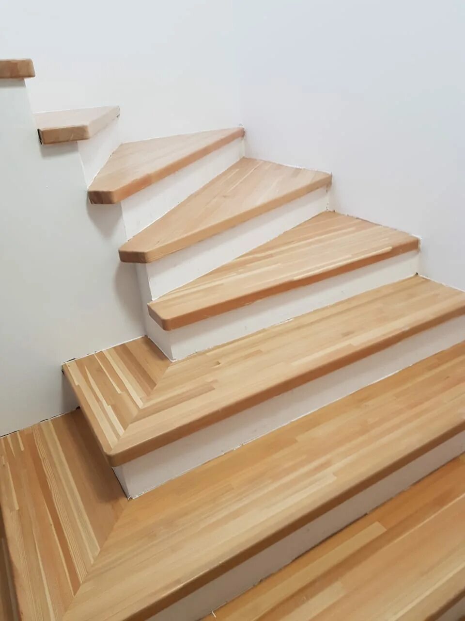 Ступени лиственница цельноламельный экстра. Ступени из лиственницы. Лестница лиственница. Ступеньки из лиственницы. Ступеньки из лиственницы.