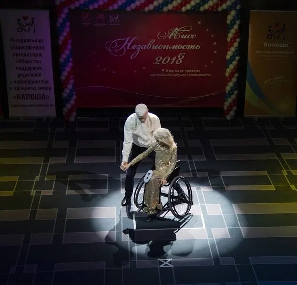 Почему тарасов в коляске. Инвалидное кресло на сцене. Неограниченные возможности конкурс. Спектакль инвалидном кресле. Любовь с неограниченными возможностями Кулыгин.