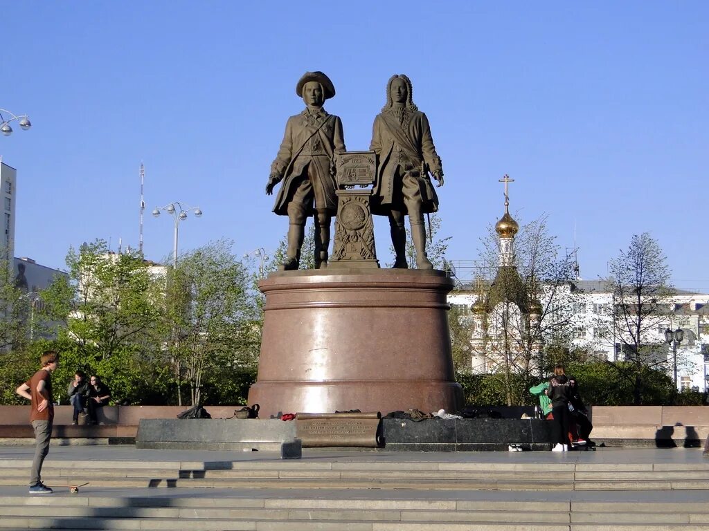 Памятник Татищеву и де Геннину. Памятники города Екатеринбурга. Исторические памятники Екатеринбурга. Екатеринбург центр города Татищев лето. Памятных екатеринбург