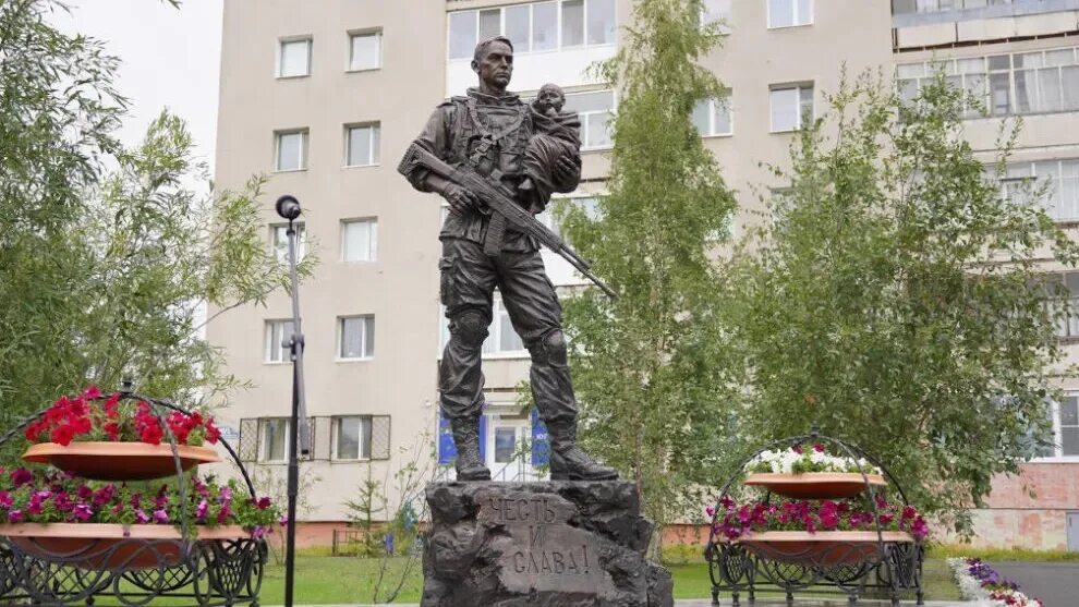 В каком городе установлен памятник добровольческому. Памятник защитникам Донбасса в ЯНАО. Памятник освободителям Донбасса в Надыме. Памятник в Надыме Донбассу. Памятник стрижовув Надыме.