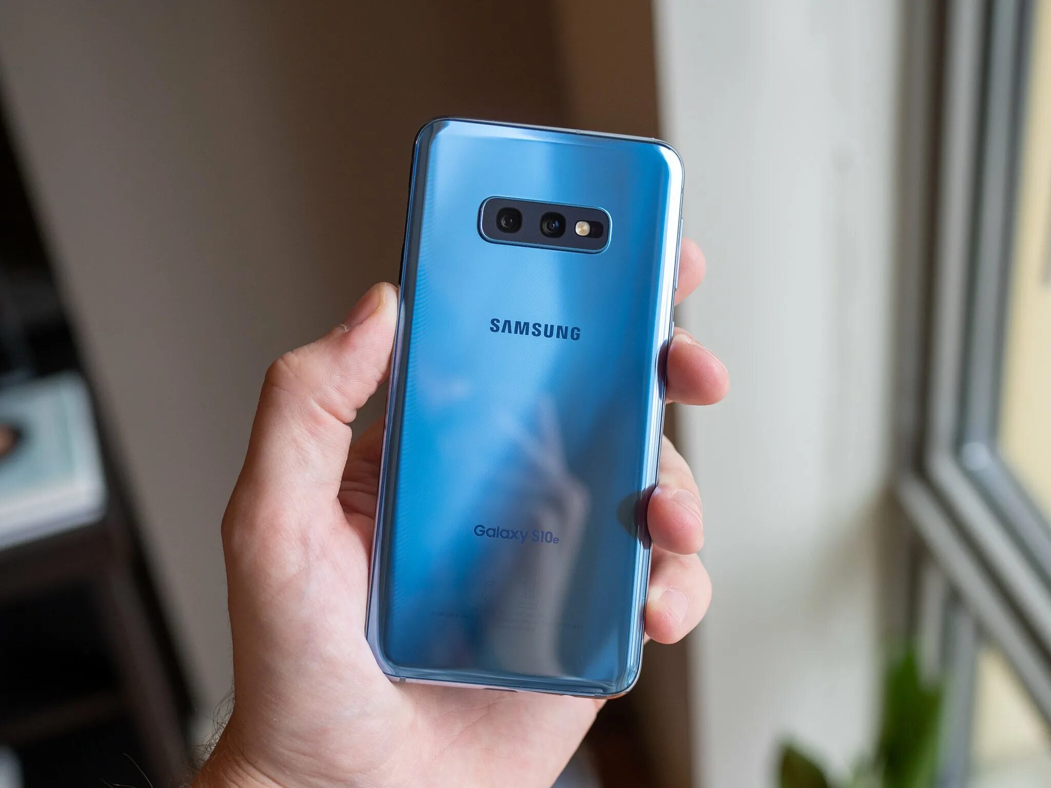 Самсунг нова 10. Samsung Galaxy s10e. Samsung Galaxy 10e. Samsung Galaxy s10e Blue. Самсунг галакси с 10e.