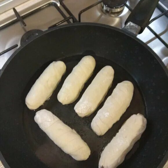 Сосиски в тесте жареные на сковороде. Пирожки с сосиской жареные. Сосиска в тесте. Сосиска жаренная в тесте. Сосиска в тесте.