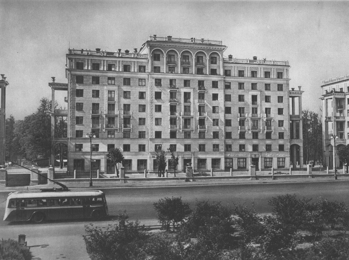 Сталинские пятиэтажки в москве. Сталинский ампир самара. Трехэтажная сталинка рязань. Сталинский ампир московский проспект. Дома ленинской постройки.