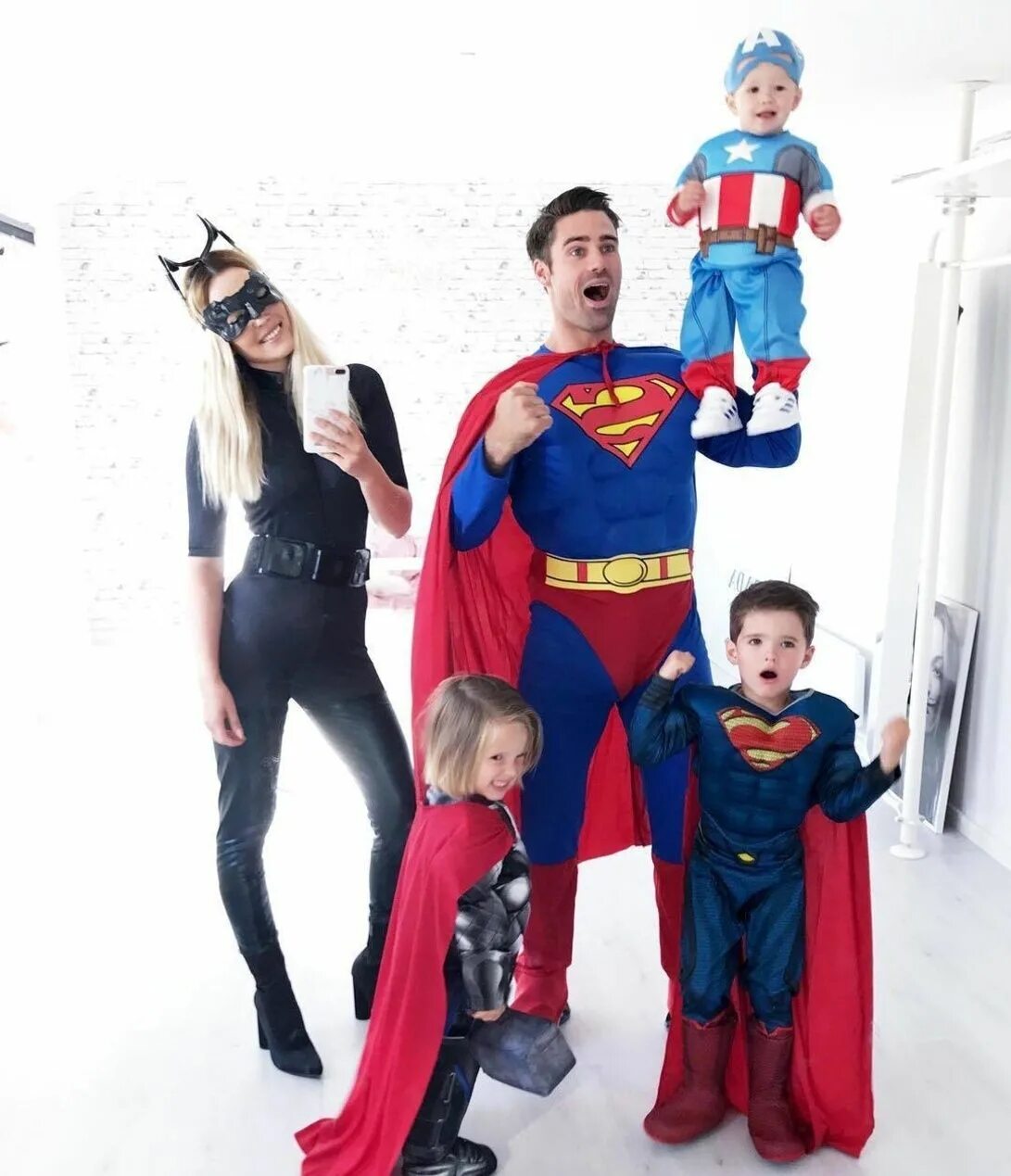 Семья супергероев. Фотосессия семья супергероев. Костюм из семейки супергероев. Косплей семья Супергерои.