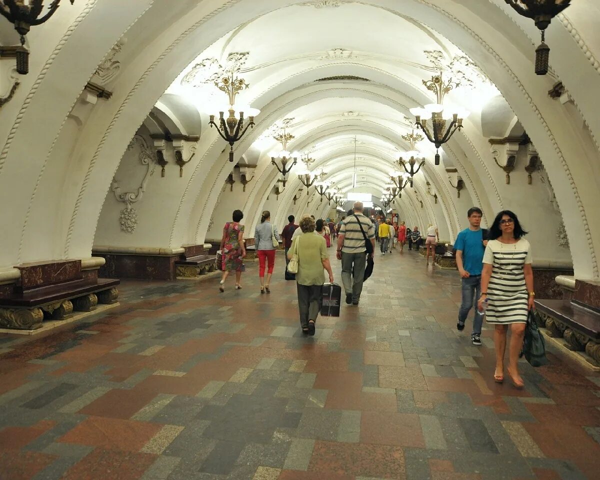 Арбатская 3. Станция метро Арбатская. Арбатская метро скамейки. Метро Арбатская 1995.