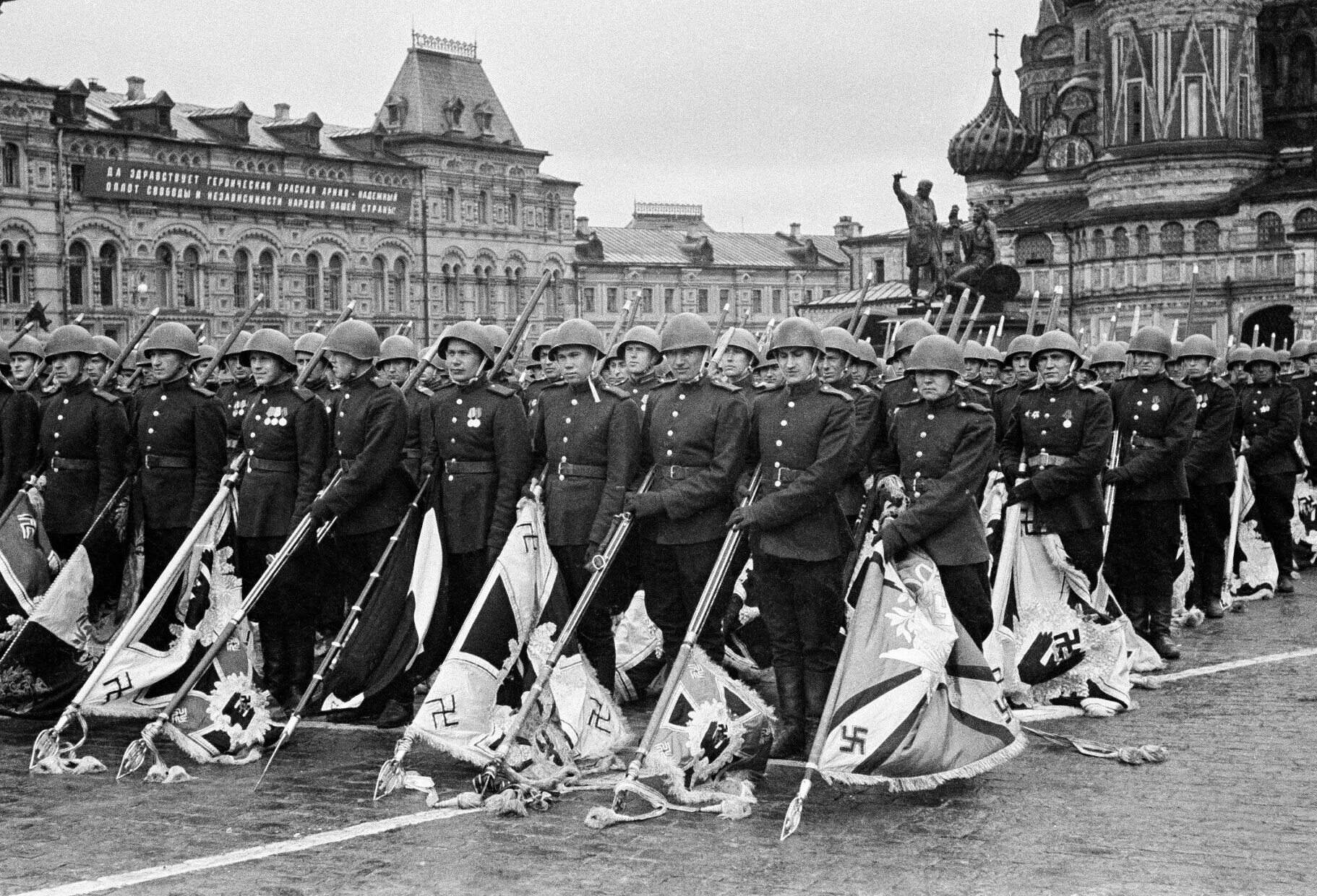 Парад победы германия. Парад Победы 1945г на красной площади. Парад Победы 24 июня 1945. Флаги фашистов на красной площади. Сожжение нацистских флагов в Москве.