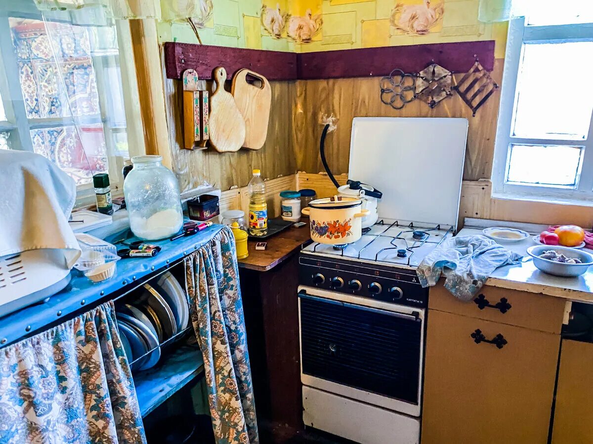 Быт 9 6. Бабулин дом. Дизайн кухни у одинокой старухи. Домик в деревне реальная бабушка. Дома в деревне глухой.