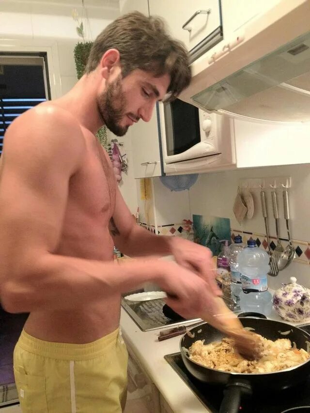 Муж на кухне. Мужчина на кухне. Мужчина готовит. Парень на кухне. Мужчина готовит на кухне.