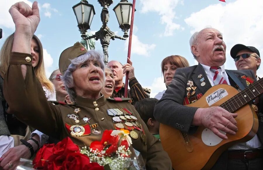 Видео песня 9 мая. Ветераны поют. Ветераны радуются. Ветеран с гармонью. День Победы петь.