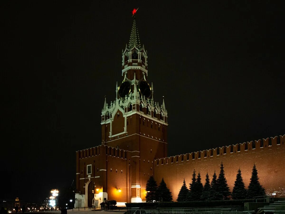 Kremlin обращения. Спасская башня Кремля. Спасская башня Московского Кремля ночью. Москва Кремль Спасская башня ночь.