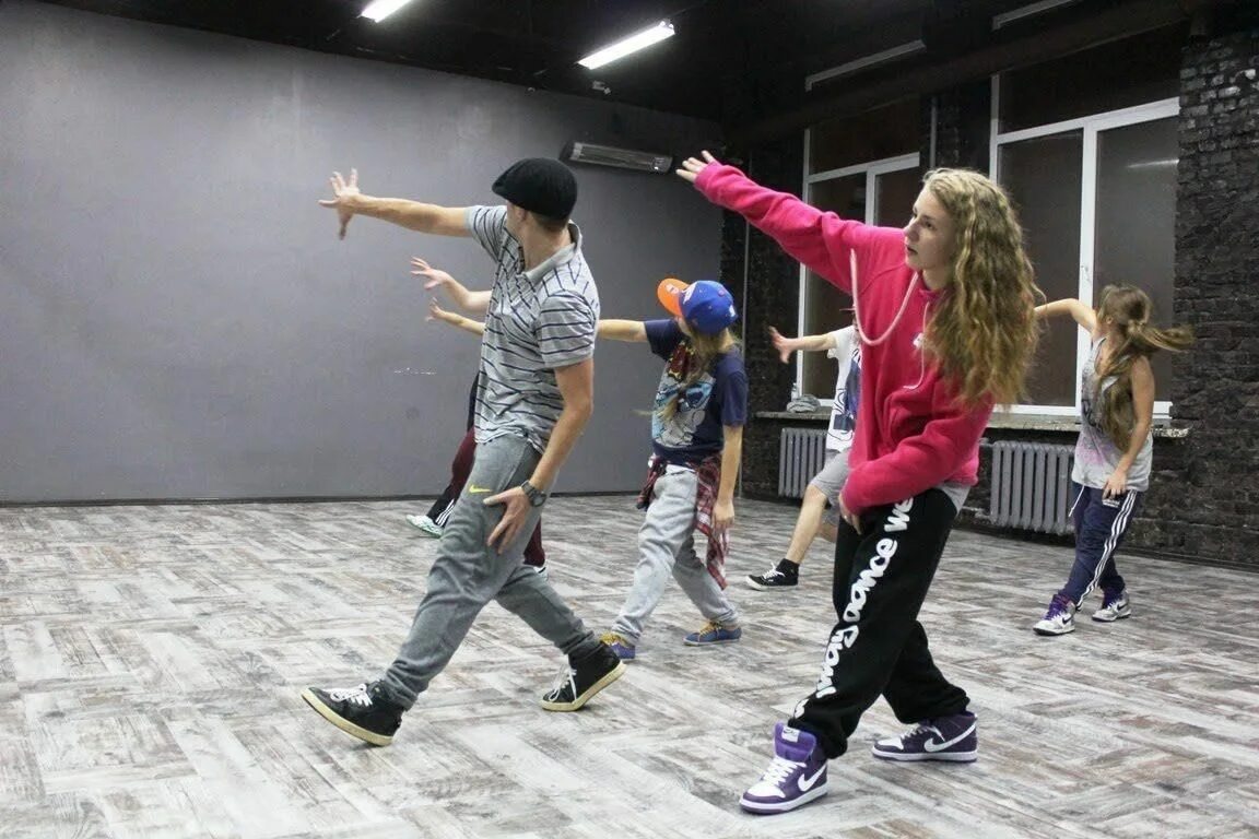 Где сейчас танцует. Современные танцы. Танцы современные для подростков. Танцы хип хоп. Танцы для детей и подростков.