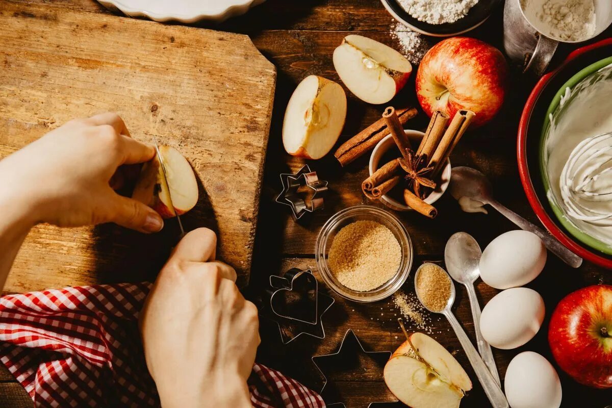 Осенние продукты для ресторанов. Стол после готовки. Baking & Cooking. Процесс приготовления выпечки фото сверху. Cooking baking