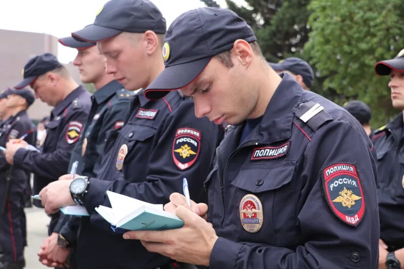 Форма полиции Красноярск. Полиция 2012. Полиция Красноярск. Здоровый полицейский Россия. Легко принимают форму